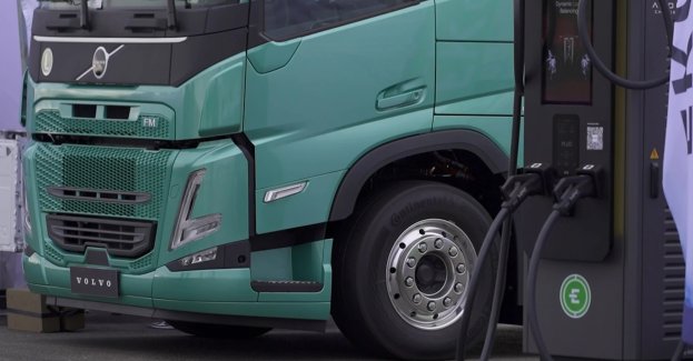 Sprzedaż ciężarówek elektrycznych ma wciąż niewielki udział w całym rynku, ale w ostatnim czasie dynamicznie rośnie. Tempo to może się jednak okazać niewystarczające dla osiągnięcia unijnych celów redukcji emisji CO2 z tego segmentu na 2040 rok. Problemem, na który wskazują firmy transportowe, są wciąż zbyt krótkie zasięgi pojazdów, koszty jego zakupu oraz brak odpowiedniej infrastruktury ładowania. Liczba dostępnych dla największych aut ładowarek ma zostać w ciągu najbliższych kilku lat zwielokrotniona.